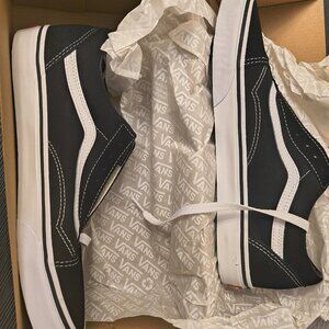 NIB Vans Old Skool Black and White 9.5M -11W